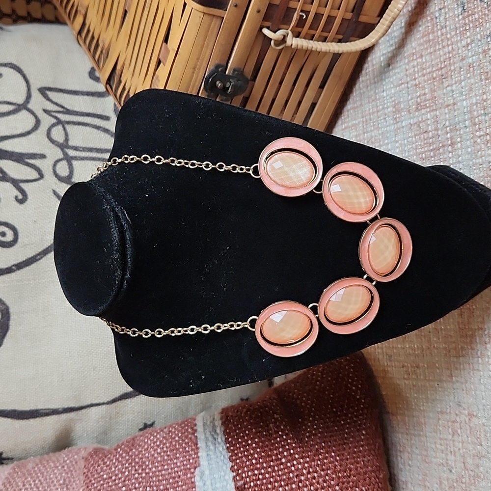 OVEL SHAPED PEACH COLORED ANTIQUE GOLD STATEMENT NECKLACE